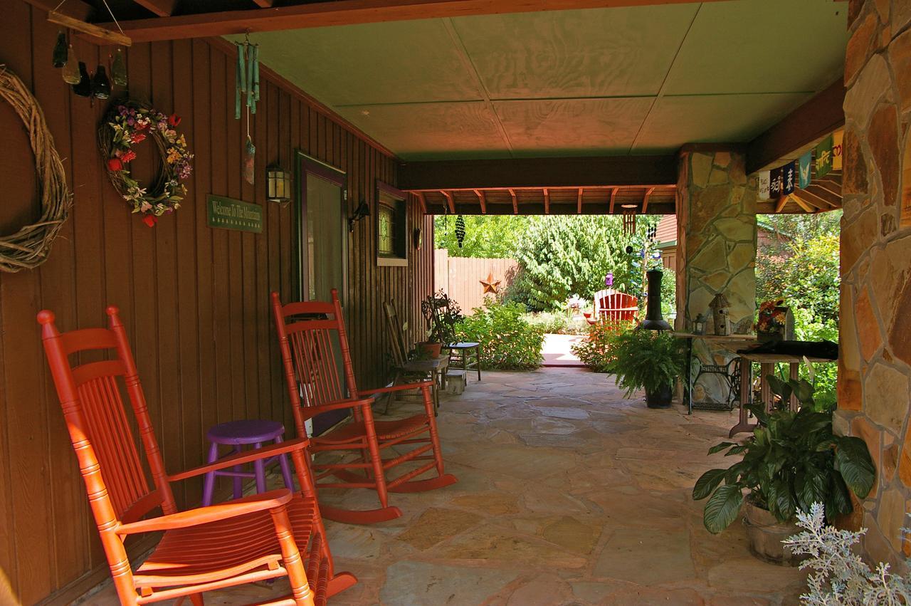 דלונגה Cedar House Inn & Yurts מראה חיצוני תמונה